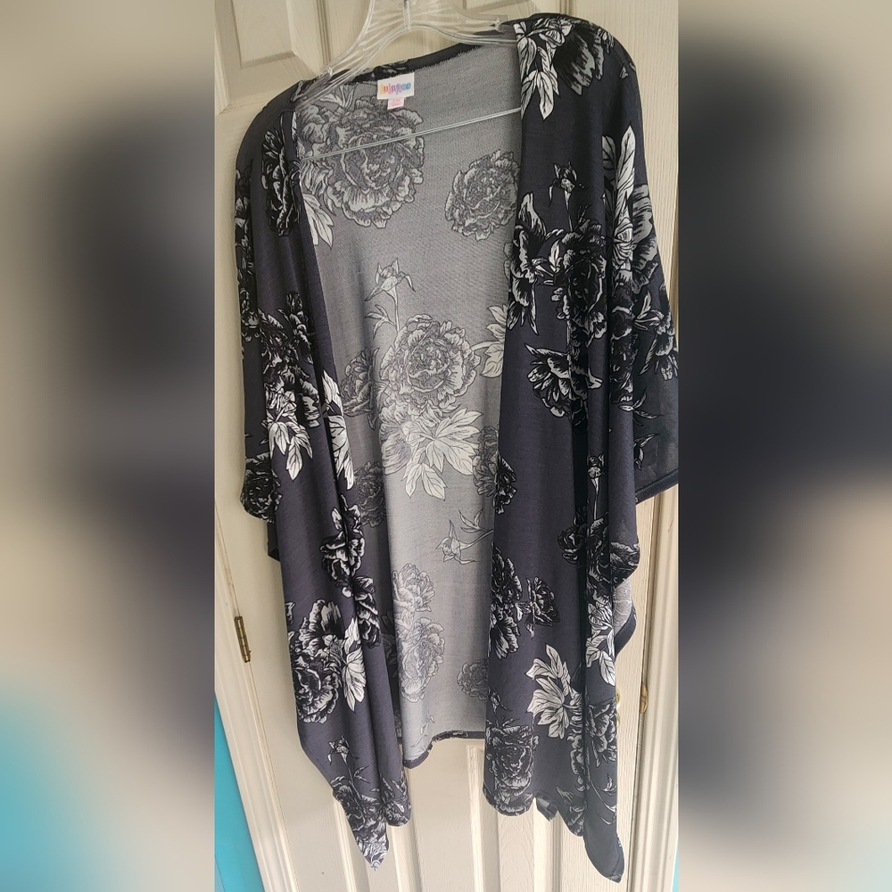LuLaRoe Floral Gray and White Kimono Wrap